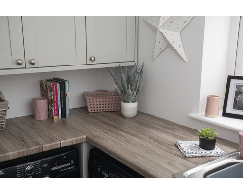 Waschküche mit Arbeitsplatte in Holzoptik, Waschmaschinen und Küchenschränken