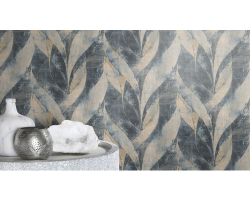 Dekorative Tapete mit Pflanzenmuster in einem Raum mit dekorativen Objekten