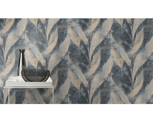 Nahaufnahme einer gemusterten Tapete mit Pflanzenmotiven sowie Dekorationsgegenständen auf einem kleinen Tisch