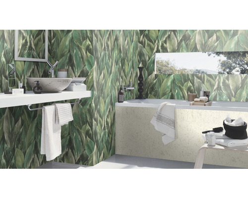 Badezimmer mit Waschbecken, Badewanne und Wandtapete mit Pflanzenmuster