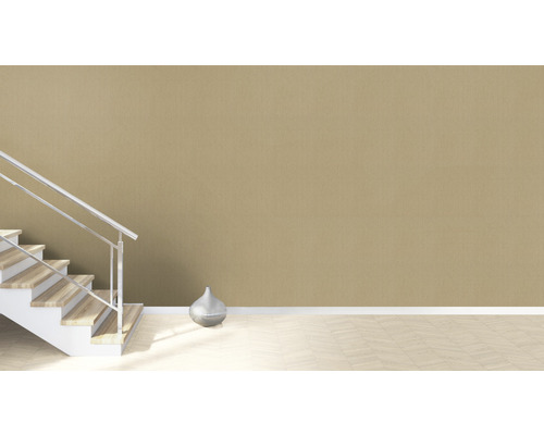 Pièce lumineuse avec escalier, vase décorative et papier peint textile