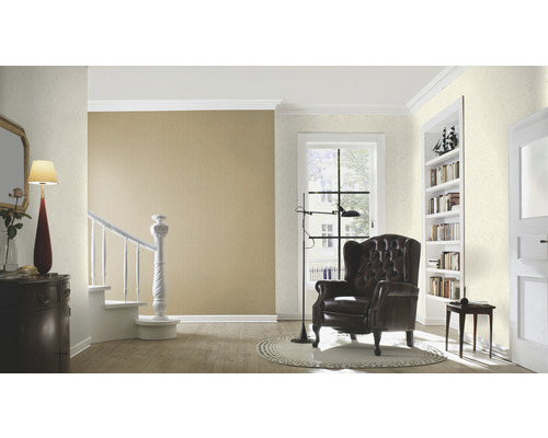 Salon avec fauteuil, lampadaire et escalier