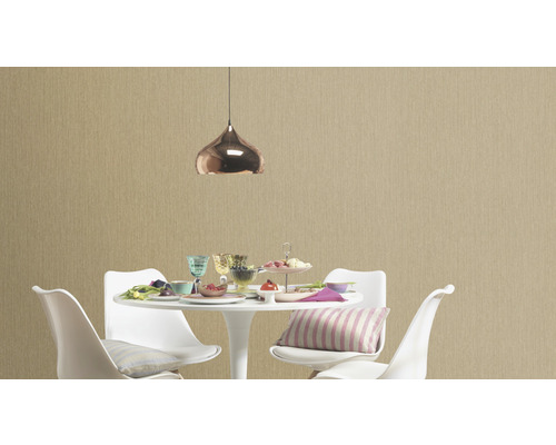 Salle à manger avec table à manger, chaises, suspension et papier peint structuré