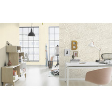 Pièce lumineuse avec papier peint à motifs floraux, bureau et étagères