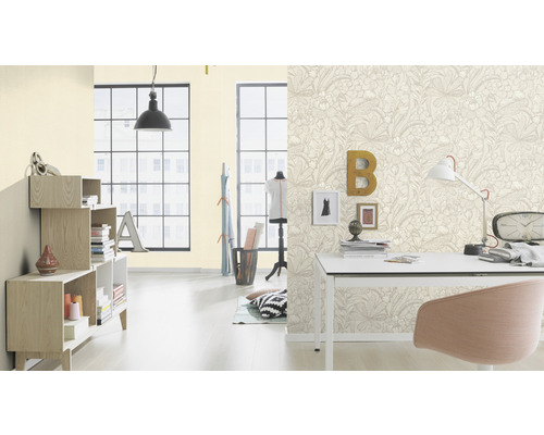 Heller Raum mit floral gemusterter Tapete, Schreibtisch und Regalen