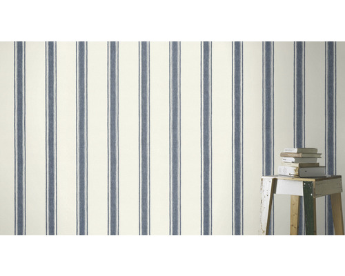 Papier peint à rayures et pile de livres sur un tabouret