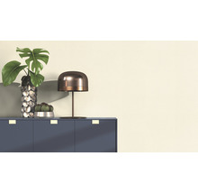 Intérieur décoratif avec buffet, lampe de table et plantes