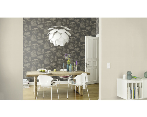 Esszimmer mit Esstisch, Stühlen, Pendelleuchte und gemusterter Tapete