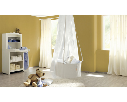Helles Babyzimmer mit Wickeltisch, Himmelbett und Teddybären