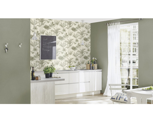 Küchenszene mit Tapete, Küchenzeile und Esstisch