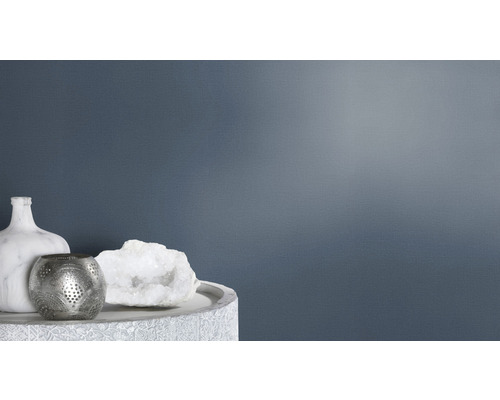 Arrangement décoratif avec vase en marbre, bougeoir et quartz sur un petit plateau de table.