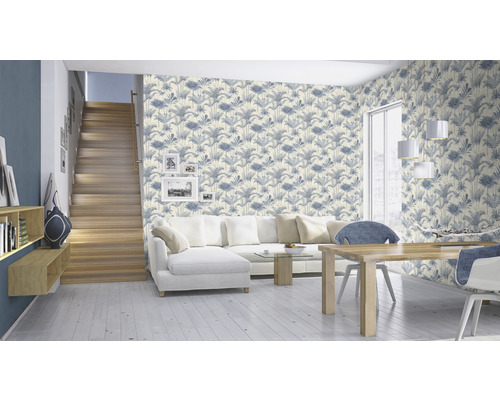 Salon lumineux avec escalier, canapé, table à manger et papier peint imprimé