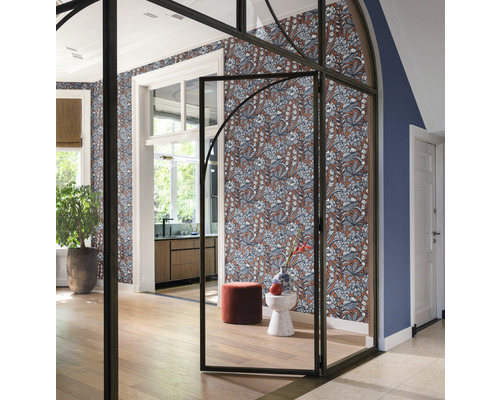 Vue intérieure d''une pièce avec papier peint à motifs floraux, séparateur de pièce avec cadre en acier et plancher en bois