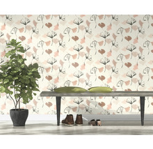 Vue d''une pièce avec papier peint à motif de feuilles de ginkgo, banc, coussins et plante d''intérieur
