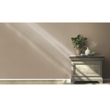 Commode décorative avec plantes et vases dans une pièce lumineuse.