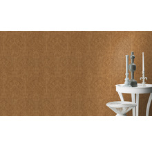 Papier peint à motifs avec vases et bougie sur des tables d''appoint.