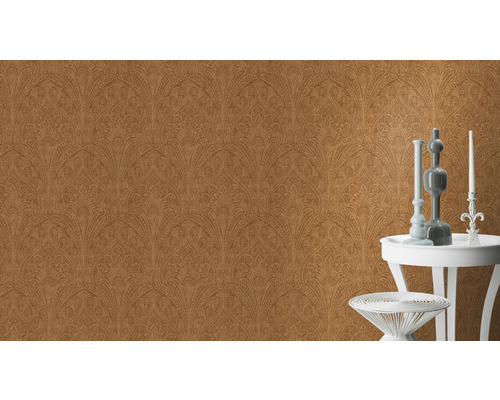 Gemusterten Tapete mit Vasen und Kerze auf Beistelltischen.