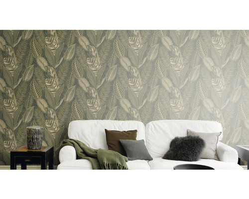 Wohnzimmer mit weißem Sofa und Blattmuster-Tapete