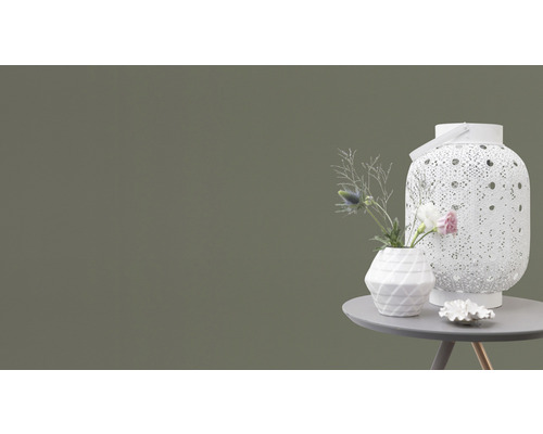 Scène décorative avec lampe, vase et table