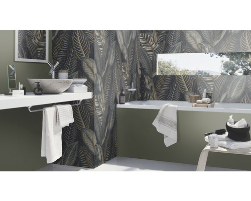 Salle de bains avec lavabo, baignoire et carrelage mural à motifs de feuilles