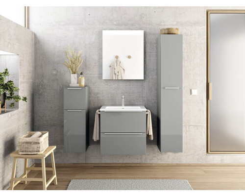 Badezimmer mit Waschbeckenunterschrank, Spiegelschrank und Hochschrank