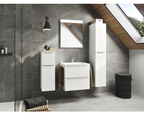 Salle de bains moderne avec meuble sous-lavabo, armoire de toilette, armoire haute et étagères.