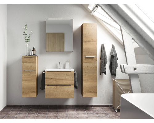 Salle de bain avec lavabo, armoire de toilette et armoire haute dans les combles