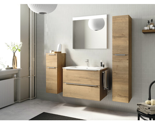 Salle de bain avec meuble sous-vasque, armoire de toilette et armoire haute aspect bois