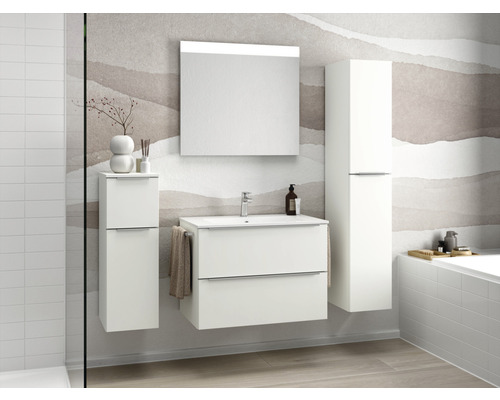 Modernes Badezimmer mit weißem Waschtisch, Spiegelschrank und Hochschrank