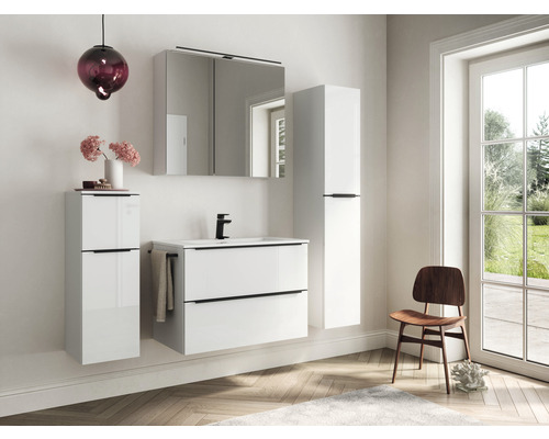 Salle de bain avec meubles blancs, lavabo, armoire de toilette et armoire haute