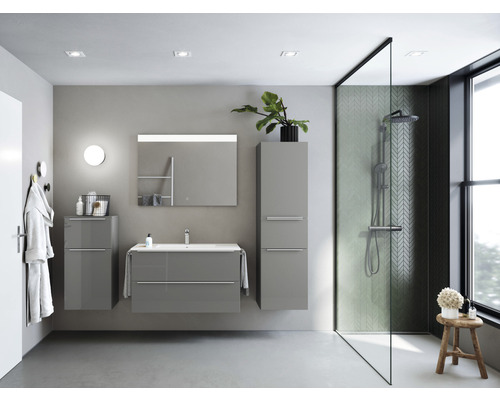 Salle de bains moderne avec meuble-lavabo, armoire de toilette, armoire haute et cabine de douche.