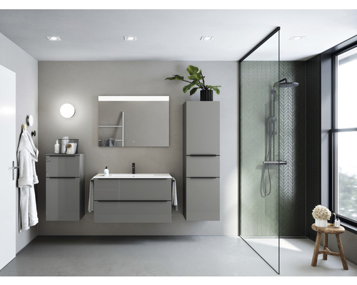 Salle de bains moderne avec lavabo, armoire de toilette, armoire haute et douche à l''italienne