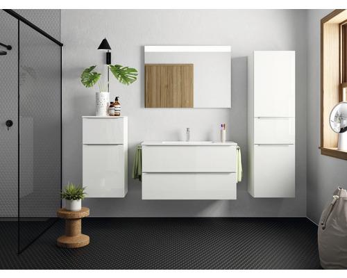 Badezimmer mit Waschbecken, Spiegel, Hochschrank und Ablage