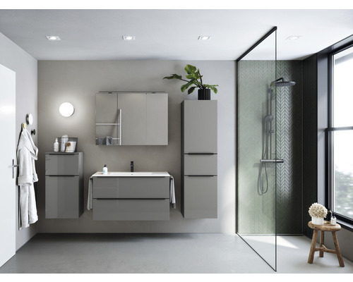 Modernes Badezimmer mit Waschbeckenunterschrank, Spiegelschrank, Hochschrank und ebenerdiger Dusche.