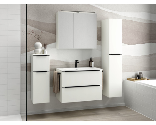 Badezimmer mit Waschbeckenunterschrank, Spiegelschrank und Hochschrank in schlichtem Design