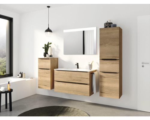 Salle de bains lumineuse avec meuble-lavabo, armoire de toilette et armoire haute aspect bois