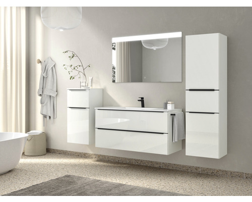 Salle de bains lumineuse avec meuble sous-lavabo, armoire de toilette, armoire haute et accessoires de bain