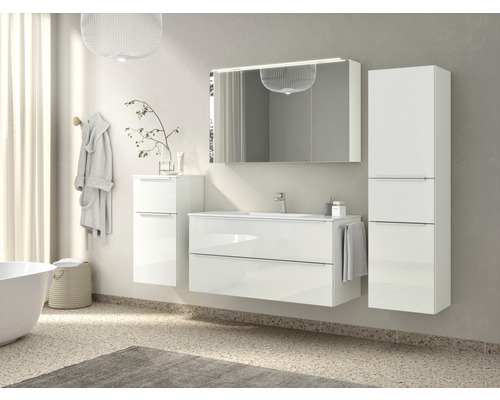 Modernes Badezimmer mit Waschtisch, Spiegelschrank und Hochschrank