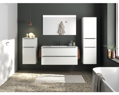 Modernes Badezimmer mit Waschtisch, Spiegel, Hochschrank und Badewanne