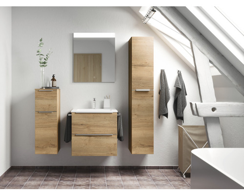 Salle de bain avec meuble-lavabo, armoire de toilette et armoire haute aspect bois sous pente de toit