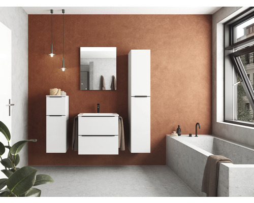 Modernes Badezimmer mit Waschtisch, Spiegel, Hängeschrank und Badewanne