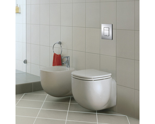 Badezimmer mit wandhängendem WC, Bidet und Betätigungsplatte