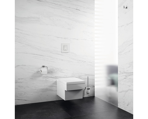 Modernes Badezimmer mit wandhängendem WC, Betätigungsplatte, Toilettenpapierhalter und WC-Bürste