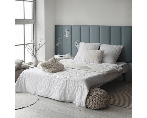 Wandkissen Set Print Reiher Gewebte-Optik 30x90 cm Helles Schlafzimmer mit Bett, gepolstertem Kopfteil mit Vogelbildern und Tageslicht.