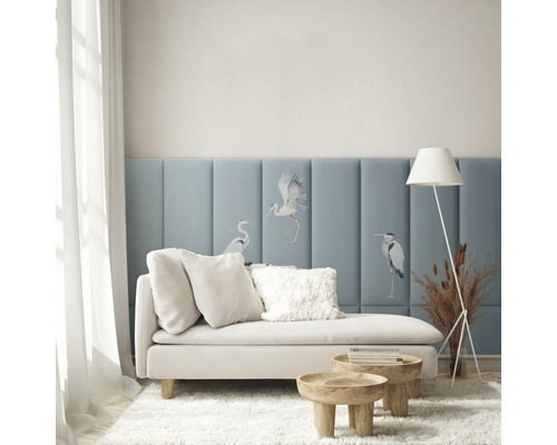 Salon avec canapé, coussins, tables d''appoint, lampadaire et panneaux muraux avec motifs d''oiseaux pour une ambiance lumineuse et organisée.