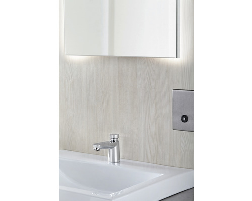 Waschbecken mit Armatur unter einem Spiegelschrank mit Beleuchtung