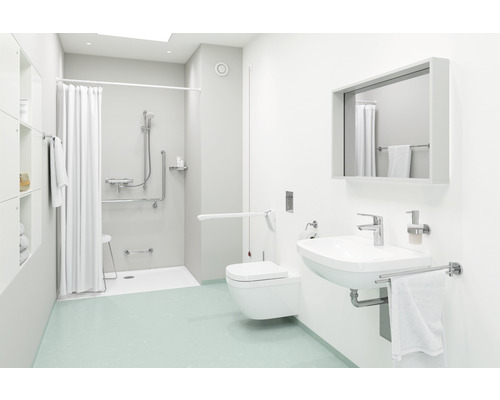 Salle de bain accessible avec douche, toilettes, lavabo et barres d''appui