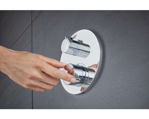 Mitigeur thermostatique apparent avec rosace ronde pour le réglage de la température, actionné d''une seule main.