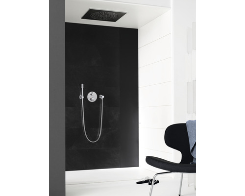 Salle de bains avec pomme de douche, douchette et mur noir