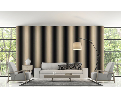 Helles Wohnzimmer mit Holzpaneelwand, Sofa, Sesseln und Stehlampe